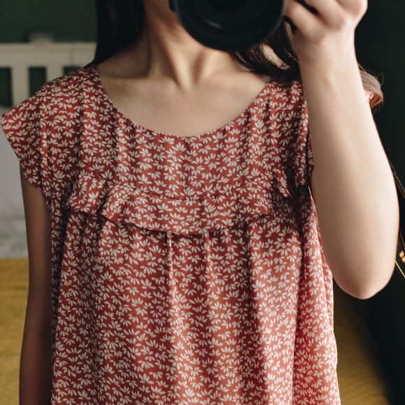 LOFT Tops - LOFT Leaf patterned blouse